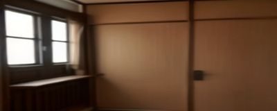 草榴导航内容总监张维，身着简约衬衫在明亮的办公室内认真审阅内容条目清单，桌面上摆放着多个显示器，氛围专业而专注